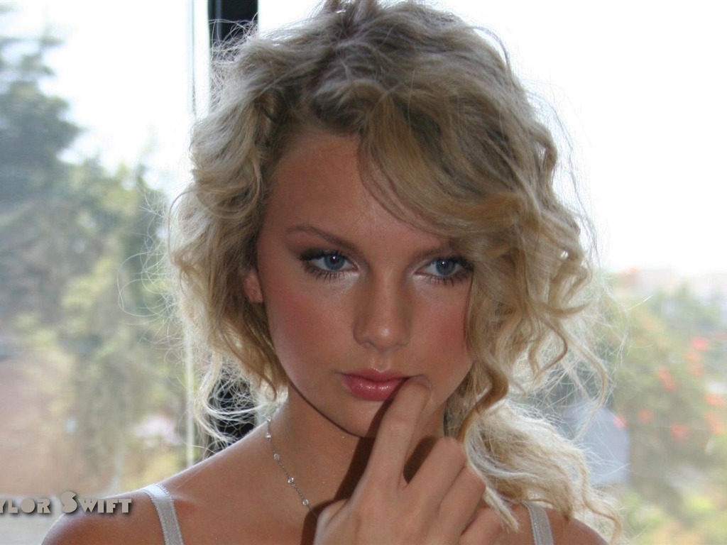 Taylor Swift krásnou tapetu #32 - 1024x768