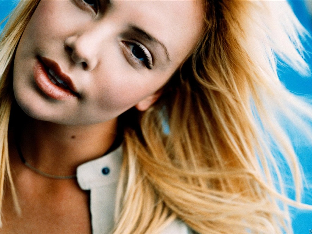Charlize Theron hermoso fondo de pantalla (2) #16 - 1024x768