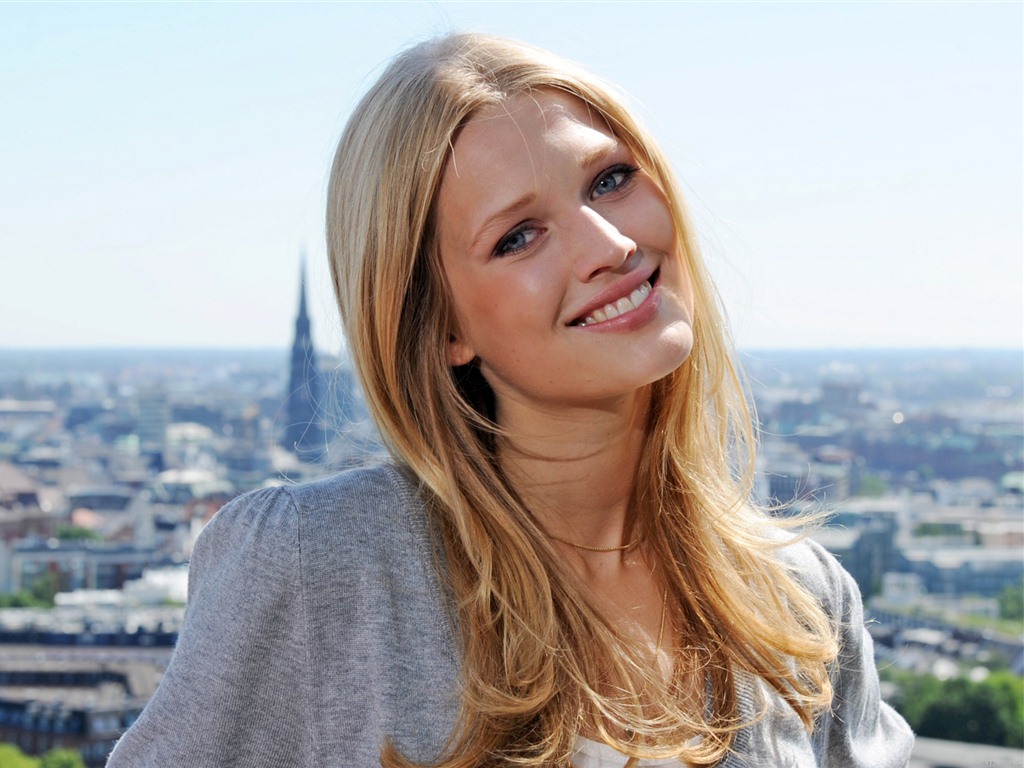 Toni Garrn schöne Hintergrundbilder #20 - 1024x768