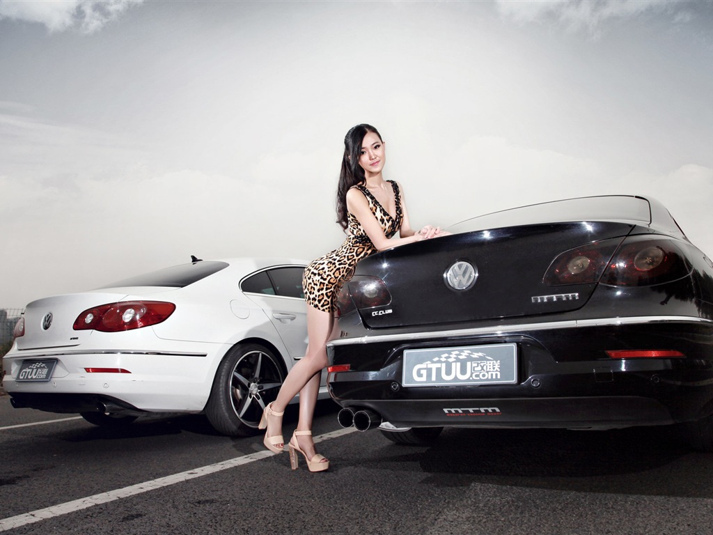 Красивое платье девушка с леопардом обои Volkswagen спортивный автомобиль #7 - 1024x768