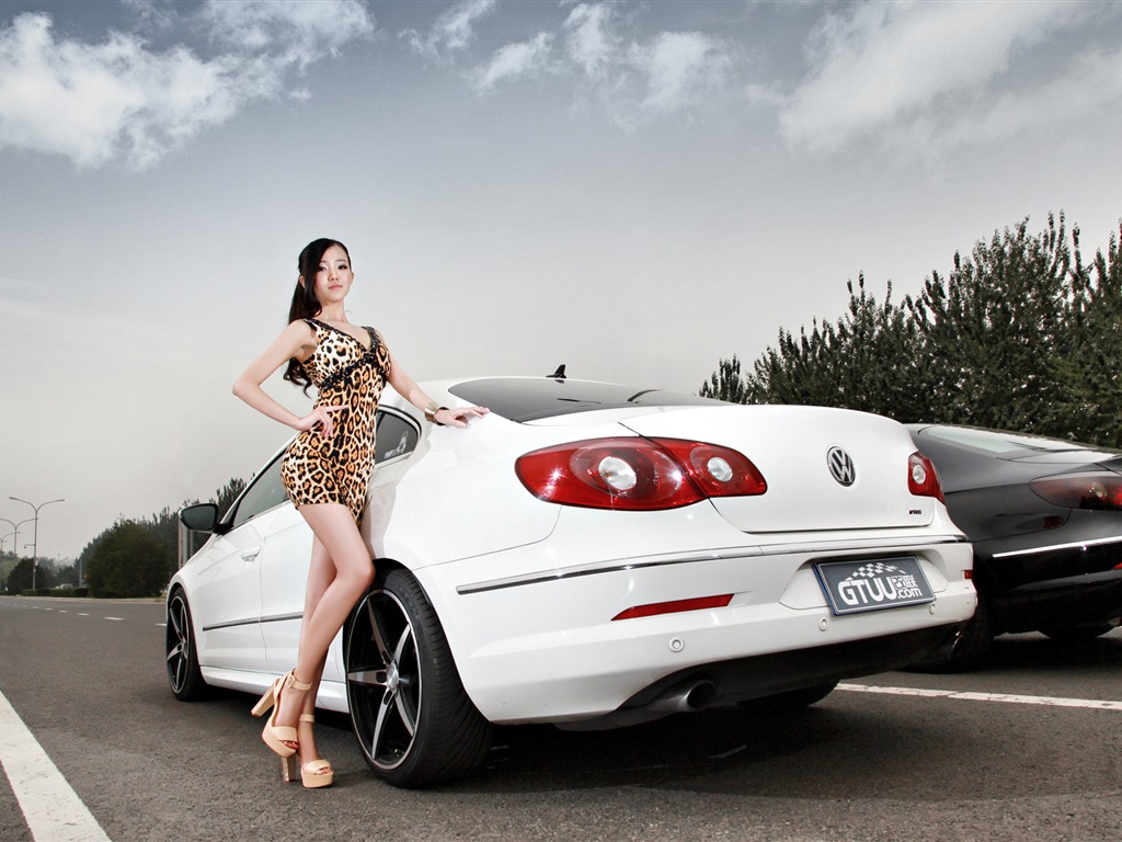 Krásná leopardí šaty dívka s Volkswagen tapety sportovních vozů #9 - 1024x768