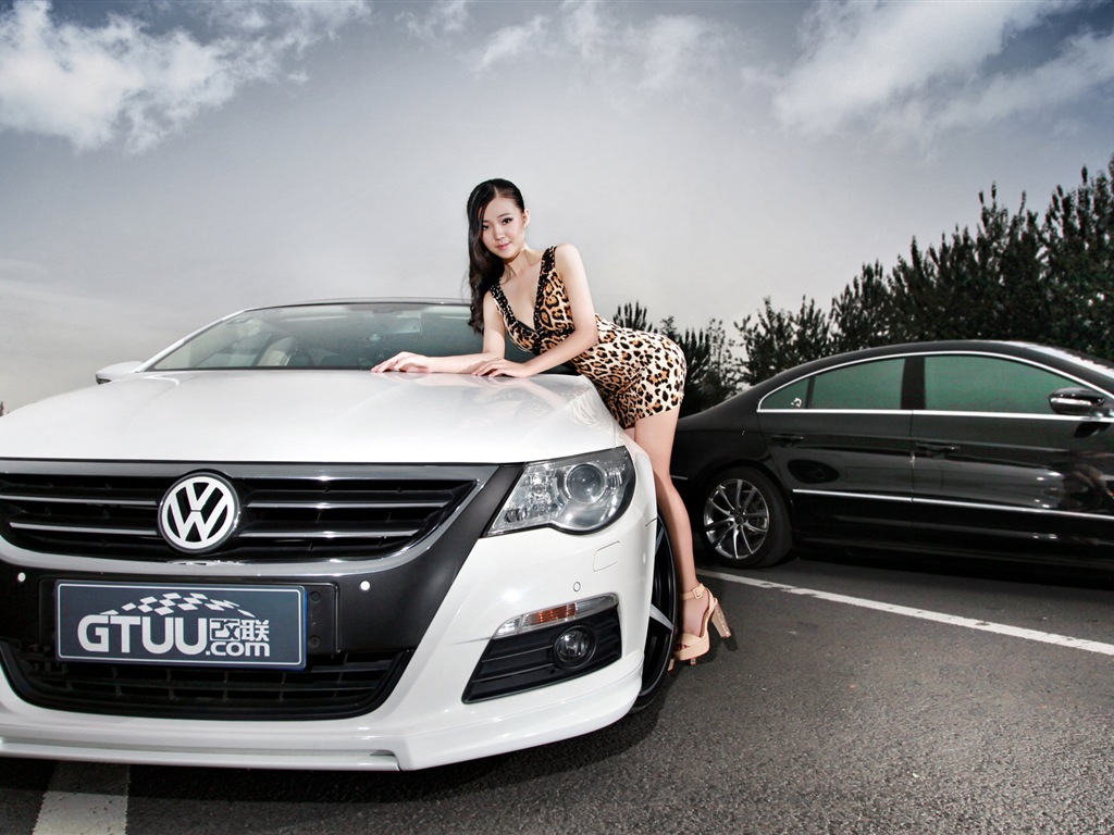 Красивое платье девушка с леопардом обои Volkswagen спортивный автомобиль #10 - 1024x768