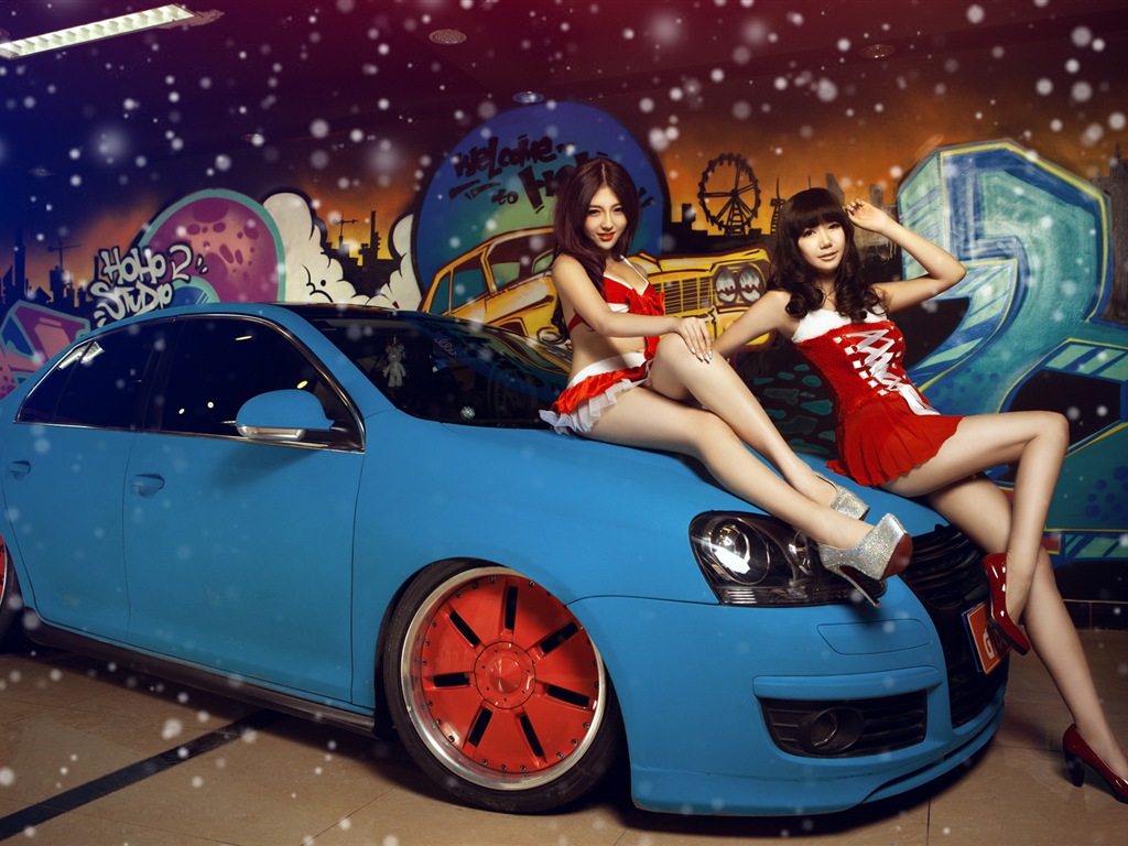 新年のお祝いの赤いドレスの美しい車のモデルのHDの壁紙 #11 - 1024x768