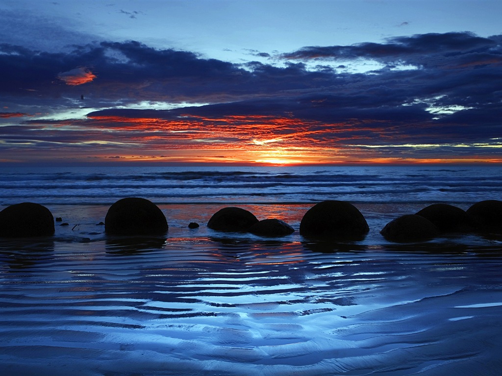 Windows 8 theme wallpaper: Beach sunrise and sunset views #14 - 1024x768