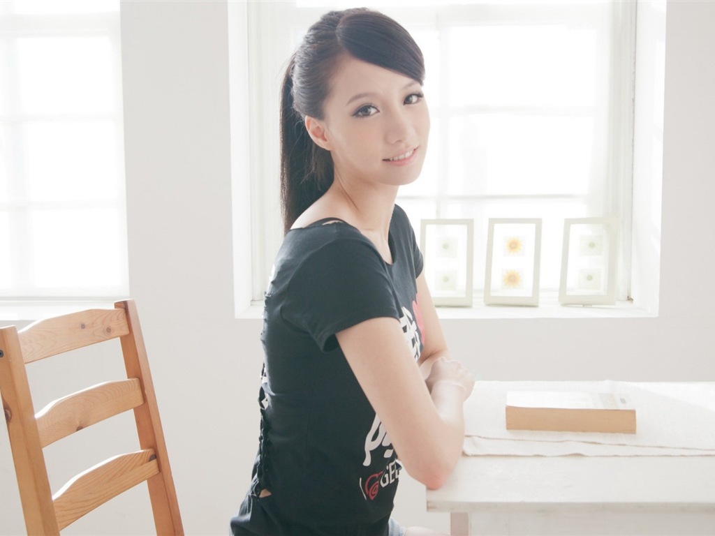 Тайвань девушки в помещении обои SunnyLin HD #4 - 1024x768