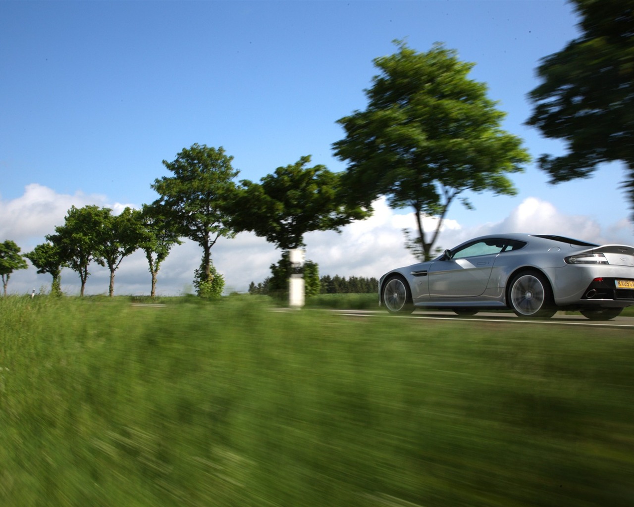 Tapety na plochu Aston Martin (4) #15 - 1280x1024