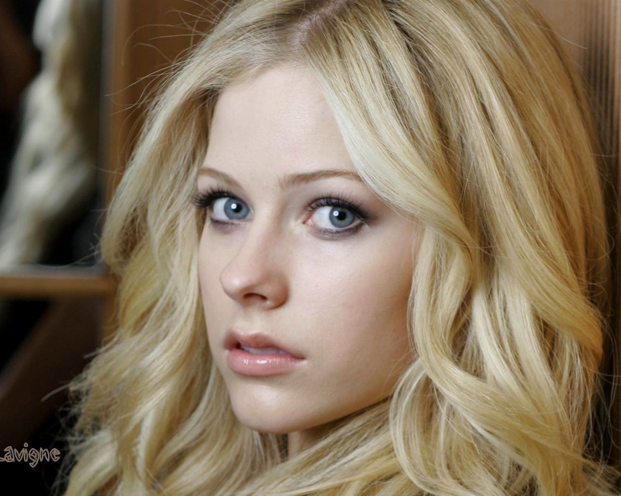 Avril Lavigne beautiful wallpaper #10 - 1280x1024