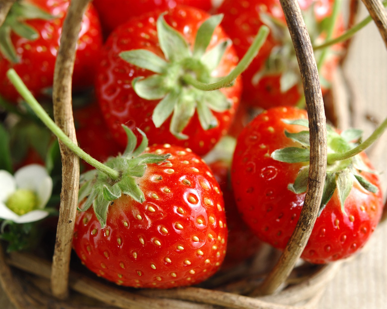 HD wallpaper fresh strawberries #13 - 1280x1024