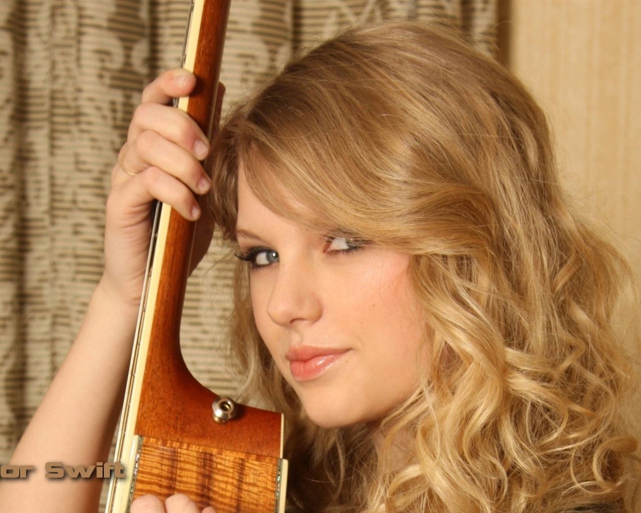 Taylor Swift beautiful wallpaper #29 - 1280x1024