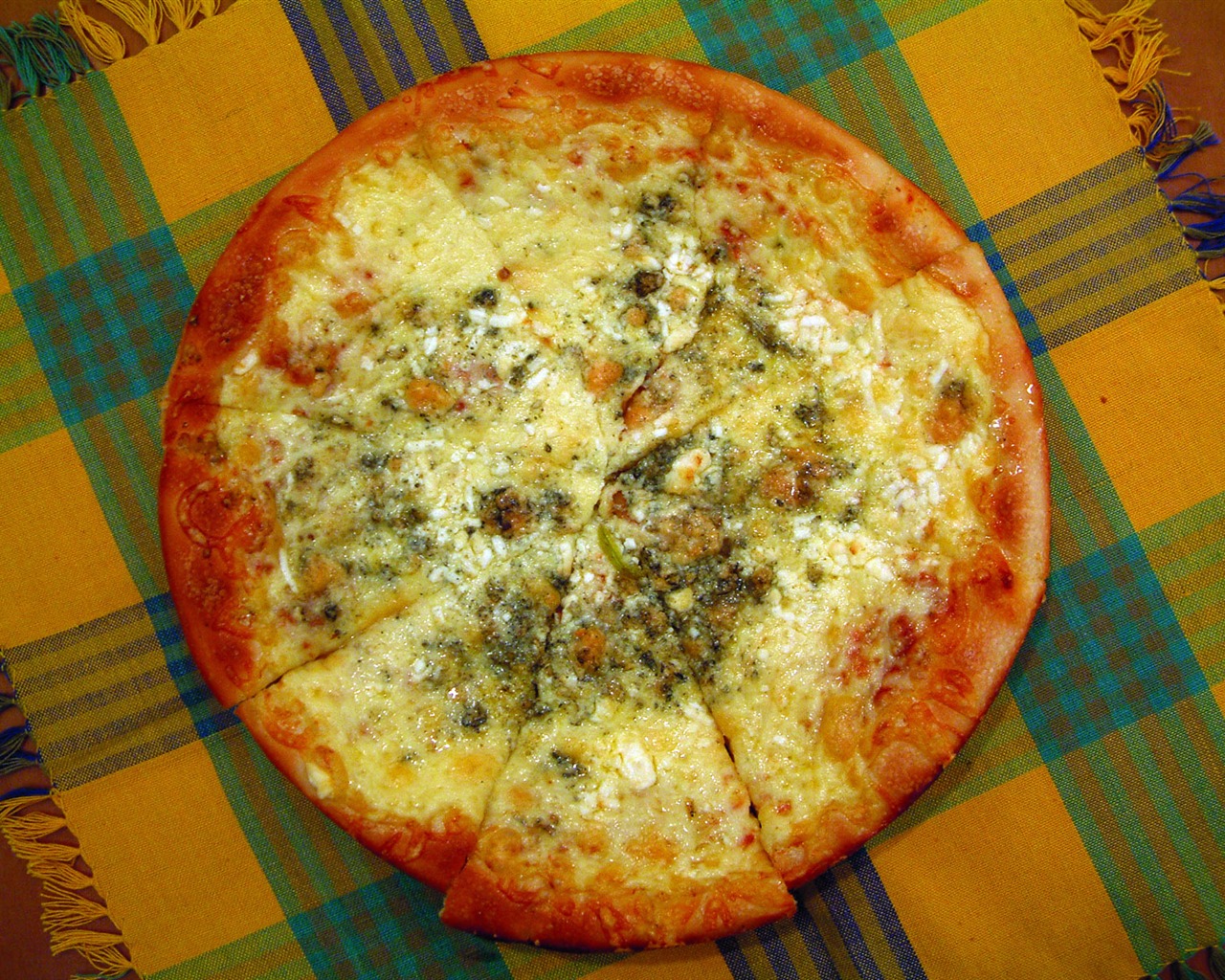 Фото нарезанной пиццы на столе