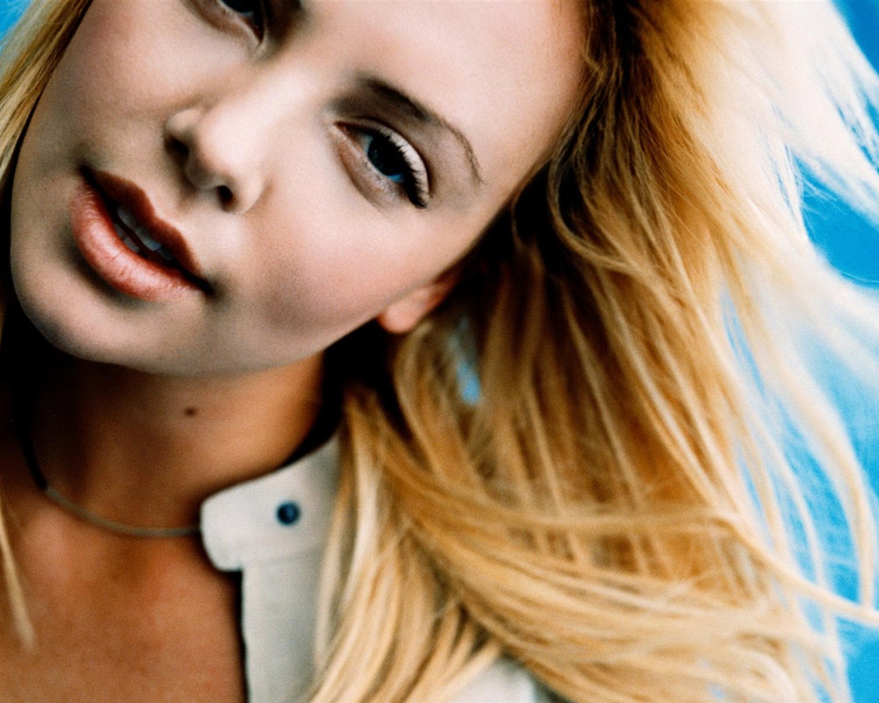 Charlize Theron hermoso fondo de pantalla (2) #16 - 1280x1024