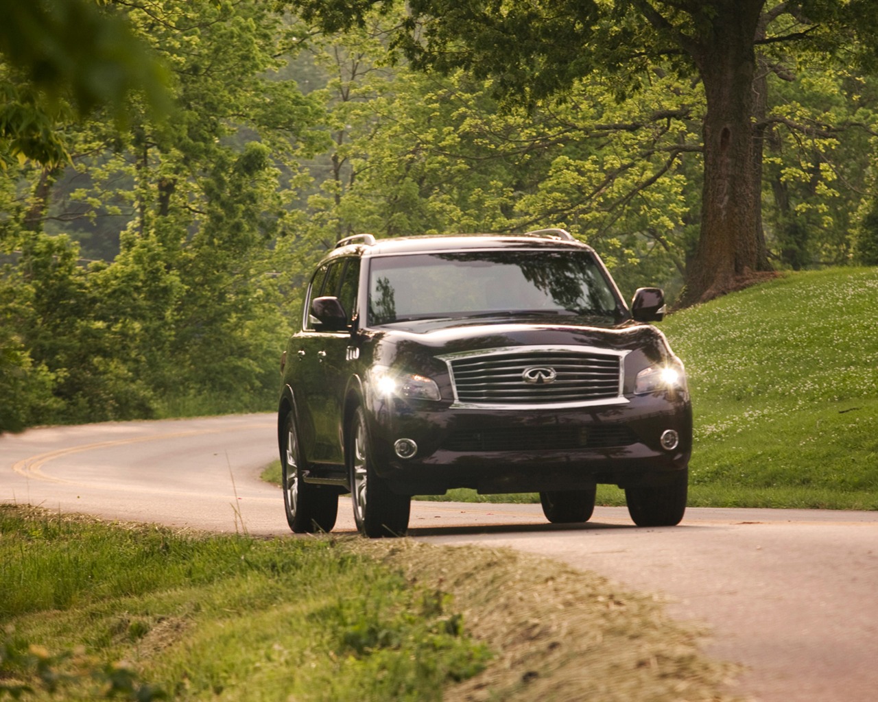 Infiniti QX56 - 2011 HD wallpaper #5 - 1280x1024