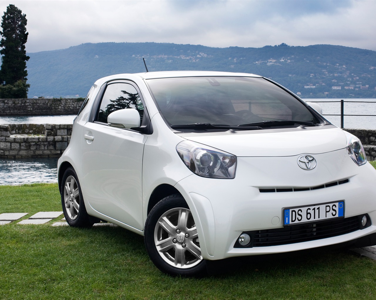 Toyota iQ - 2009 HD wallpaper (2) #8 - 1280x1024