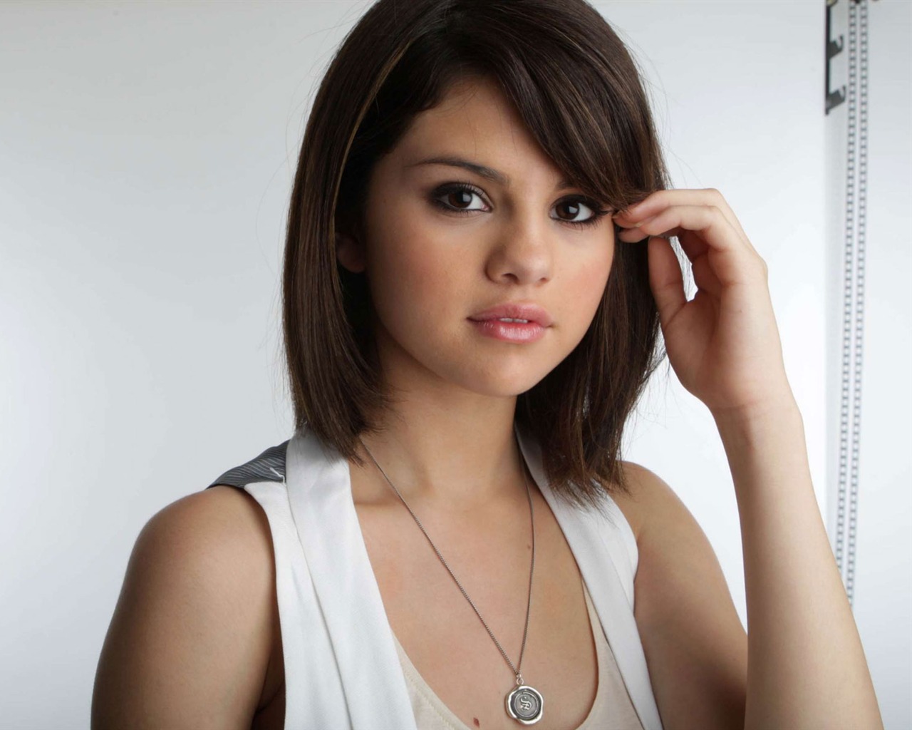 Selena Gomez beautiful wallpaper #5 - 1280x1024