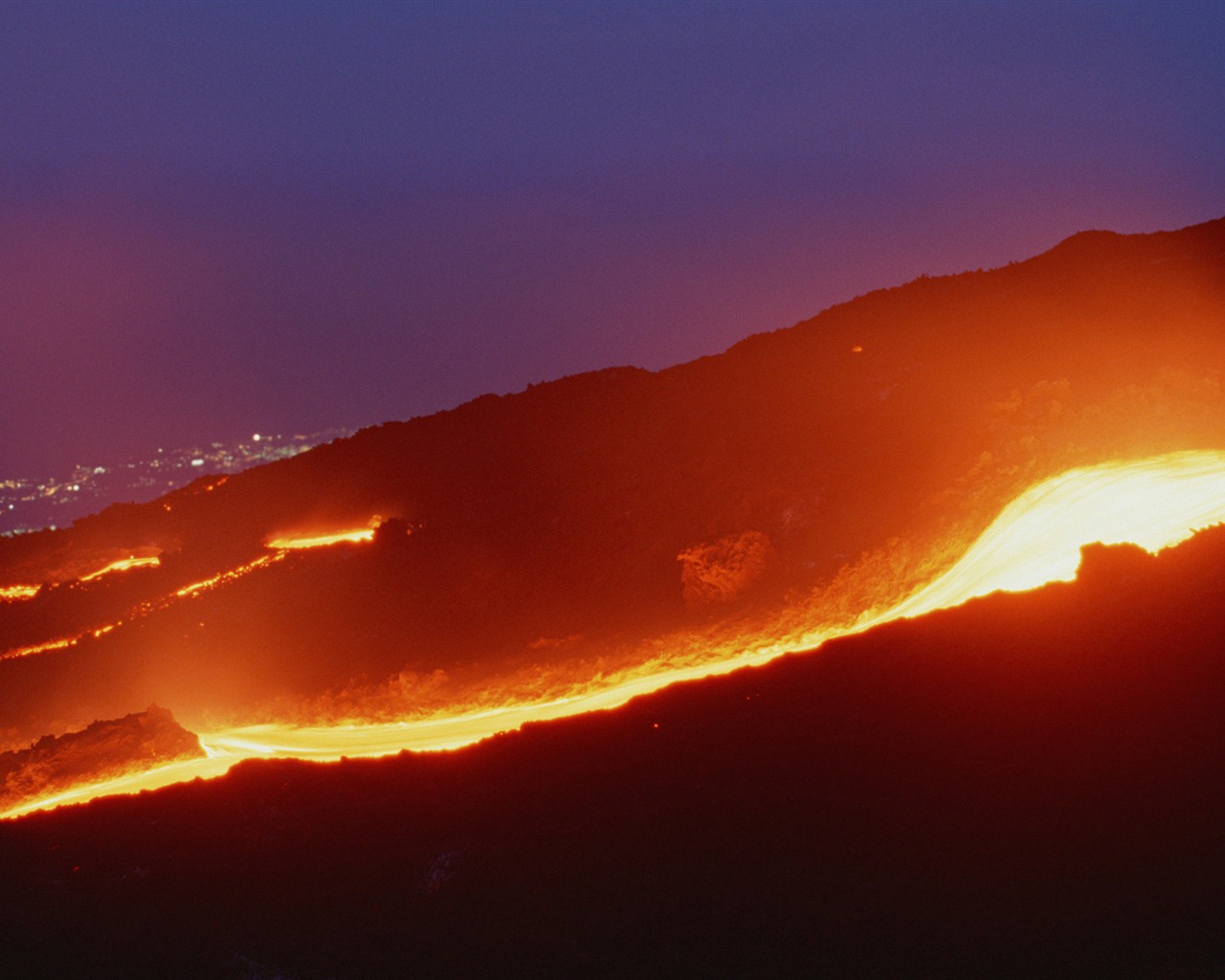 火山喷发的壮丽景观壁纸6 - 1280x1024