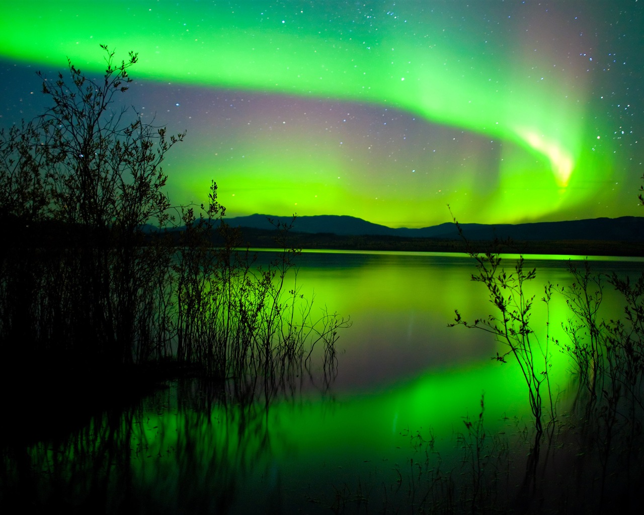Natural wonders of the Northern Lights HD Wallpaper (2) #12 - 1280x1024