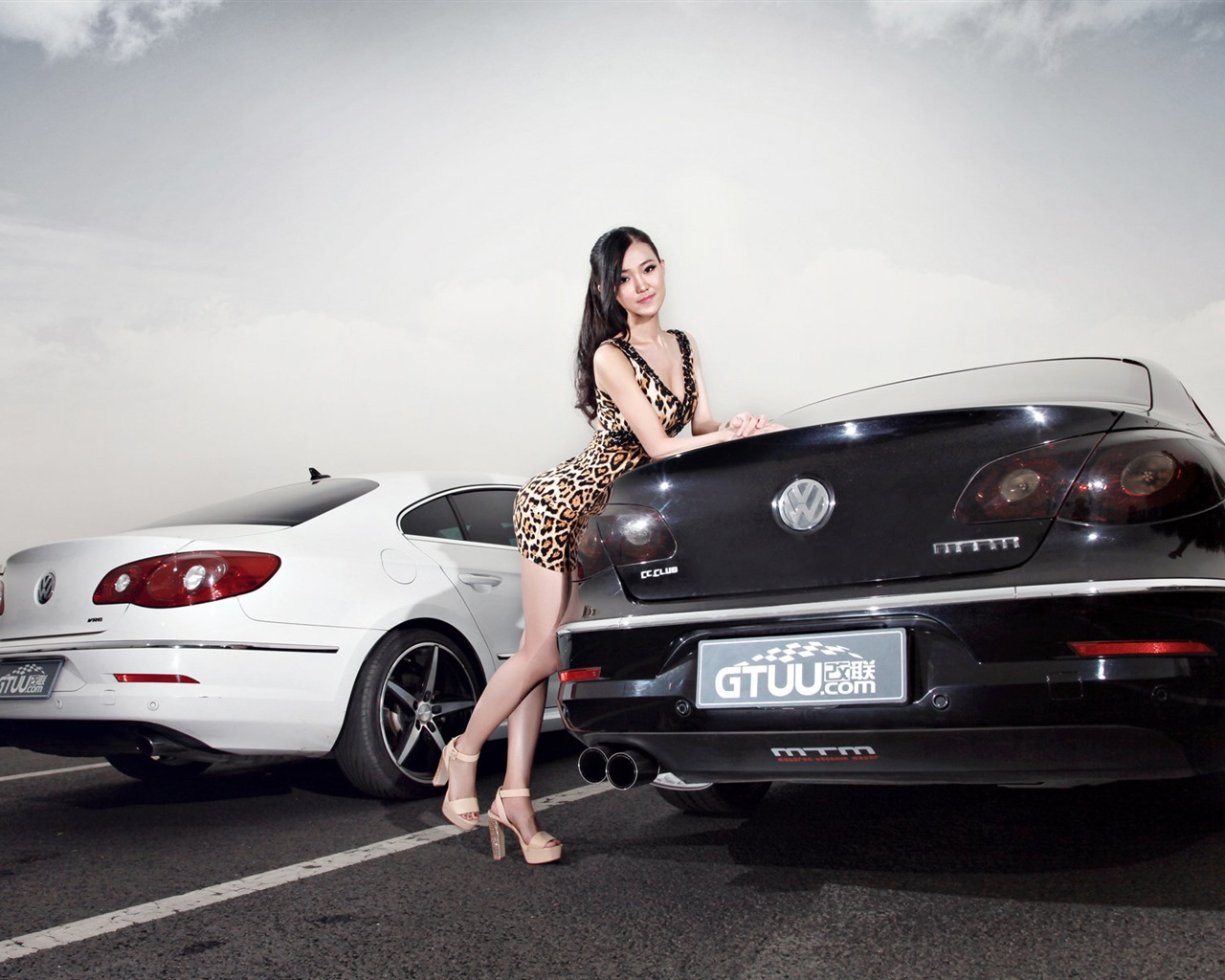 Красивое платье девушка с леопардом обои Volkswagen спортивный автомобиль #7 - 1280x1024