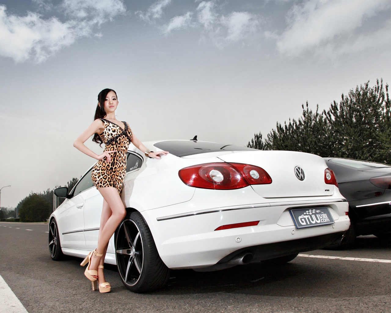 Krásná leopardí šaty dívka s Volkswagen tapety sportovních vozů #9 - 1280x1024