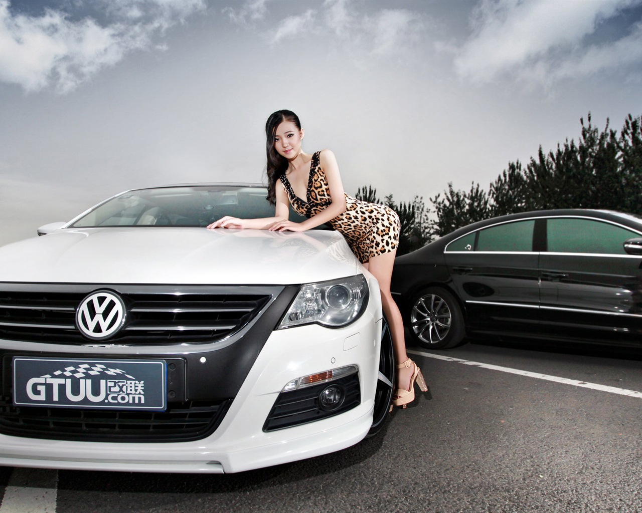 Красивое платье девушка с леопардом обои Volkswagen спортивный автомобиль #10 - 1280x1024