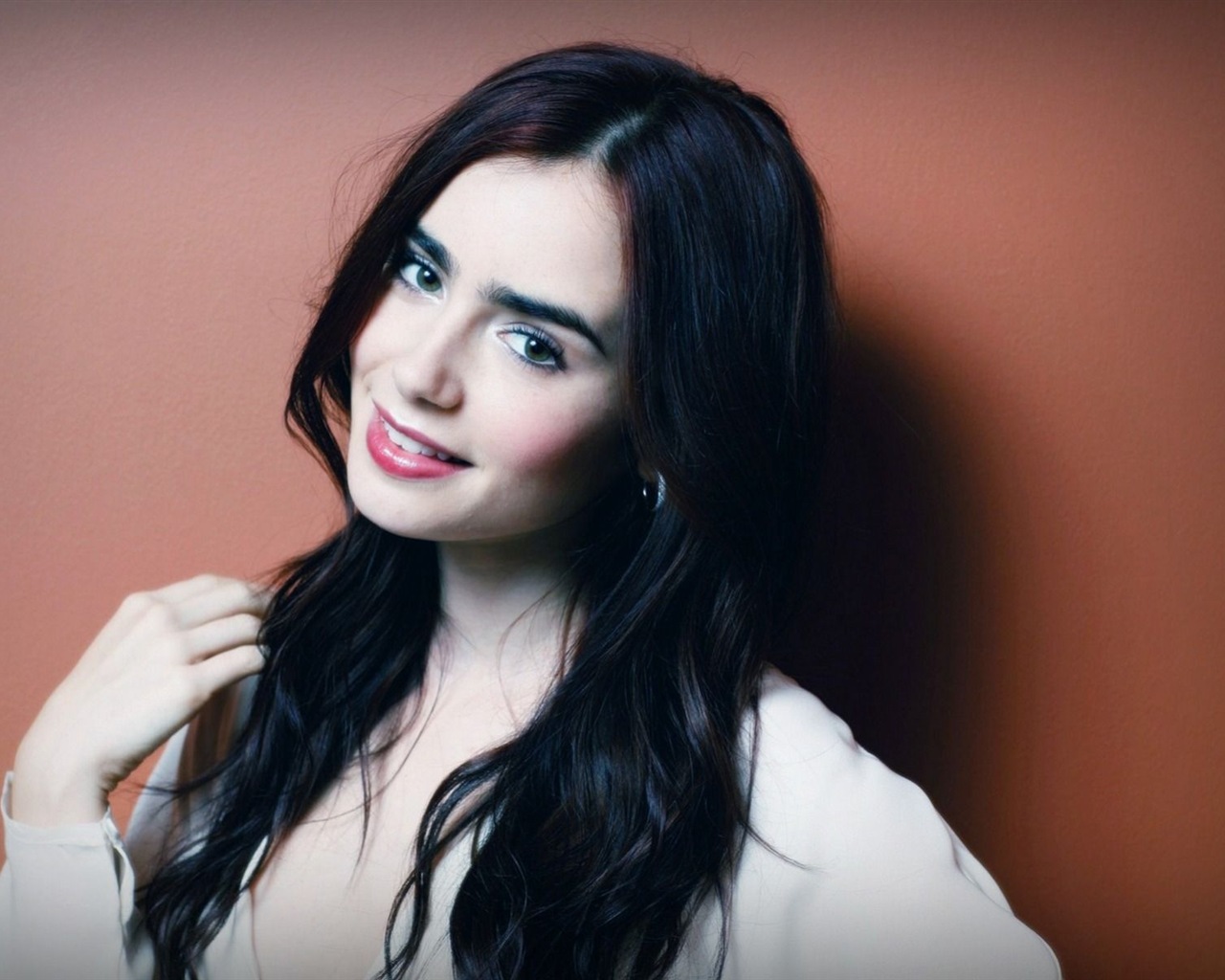 Lily Collins beautiful wallpapers #6 - 1280x1024