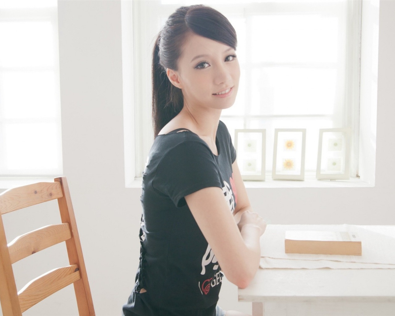 Тайвань девушки в помещении обои SunnyLin HD #4 - 1280x1024