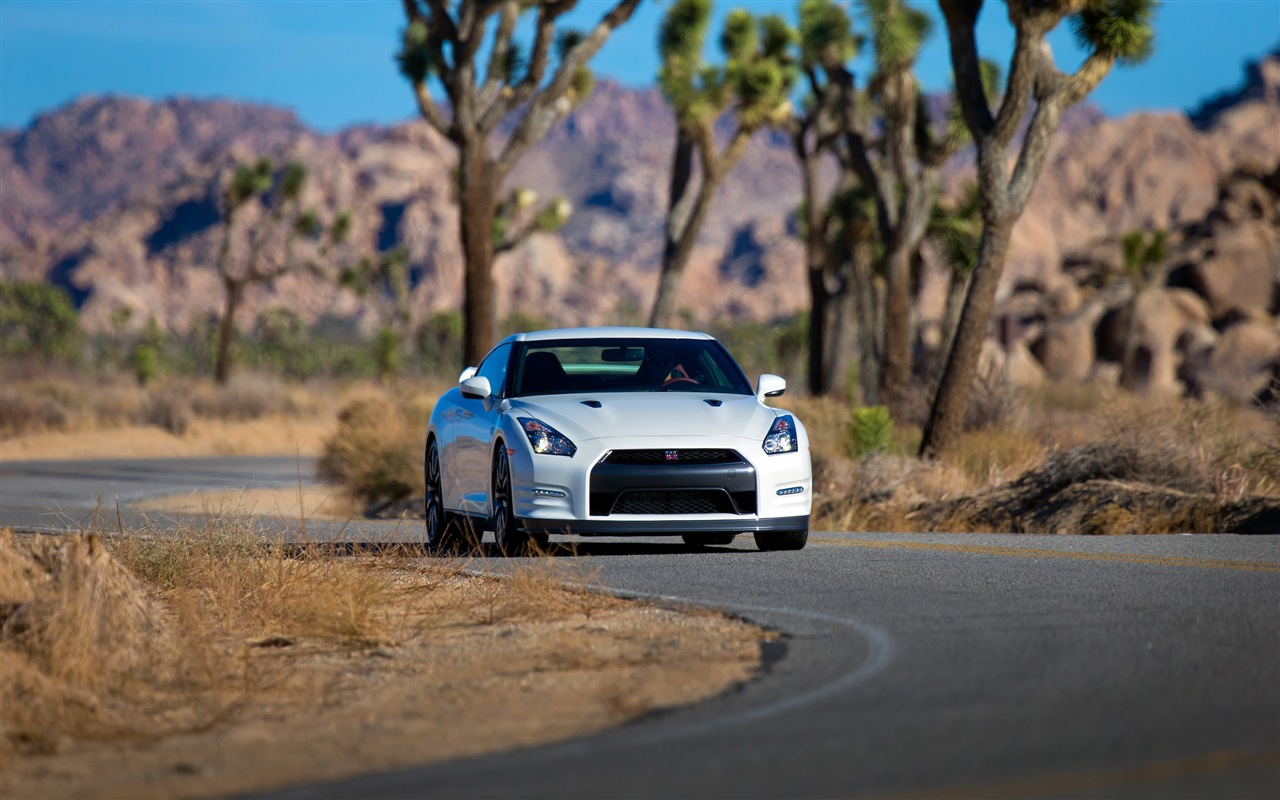 2013 Nissan GT-R R35 USA version 日產美國版高清壁紙 #2 - 1280x800