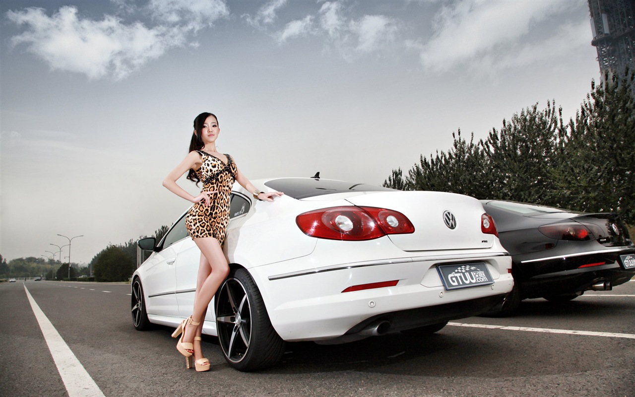 Krásná leopardí šaty dívka s Volkswagen tapety sportovních vozů #9 - 1280x800
