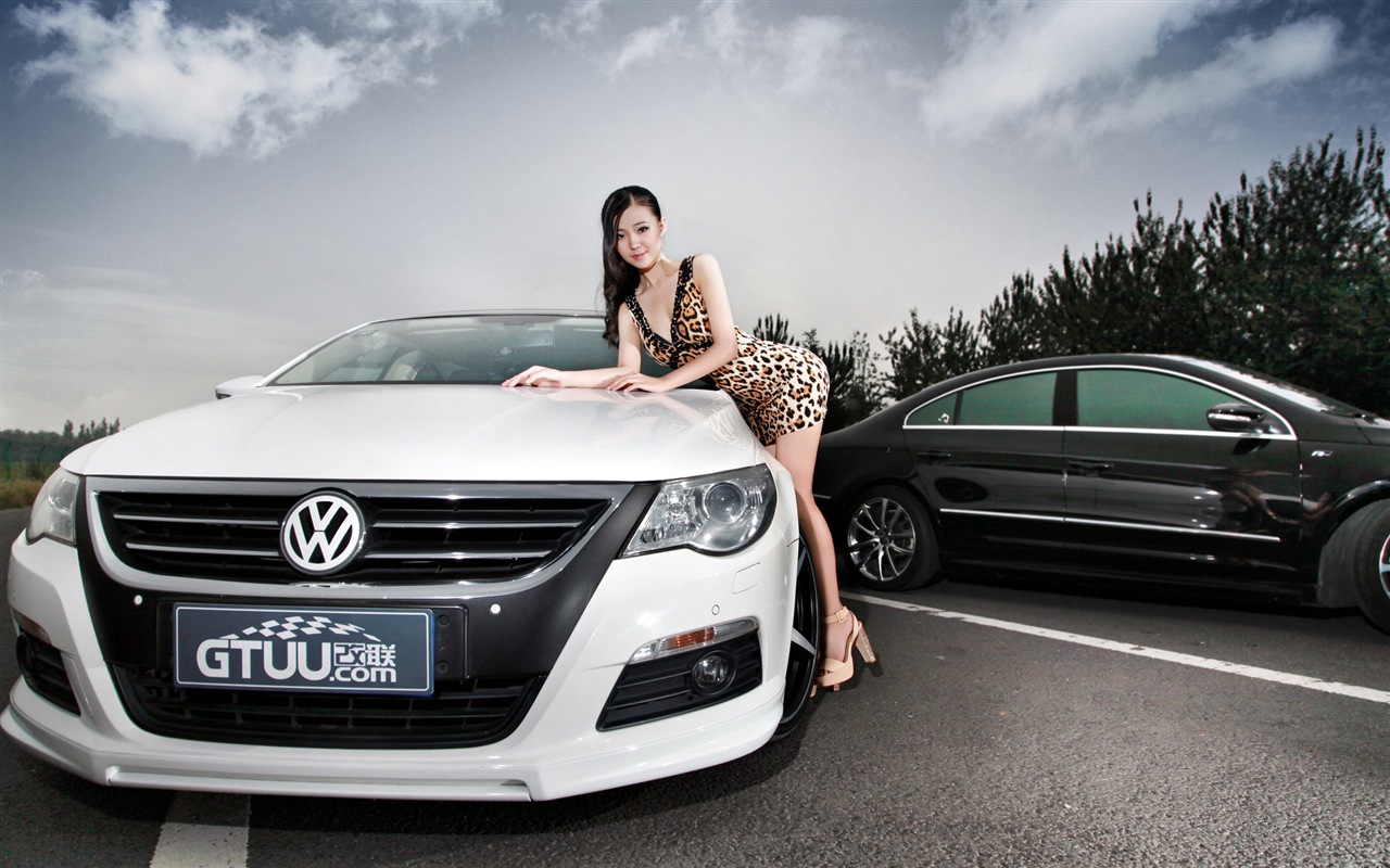 Красивое платье девушка с леопардом обои Volkswagen спортивный автомобиль #10 - 1280x800