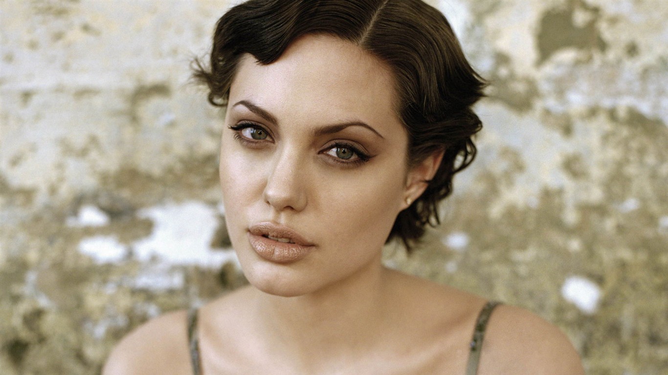 Angelina Jolie wallpaper #13 - 1366x768