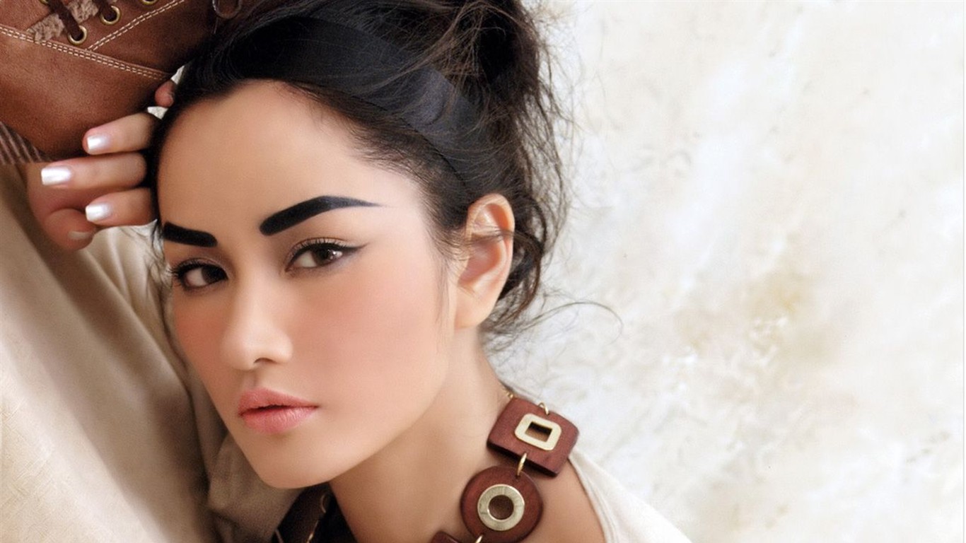 Supermodel Qu Ying Wallpapers #13 - 1366x768