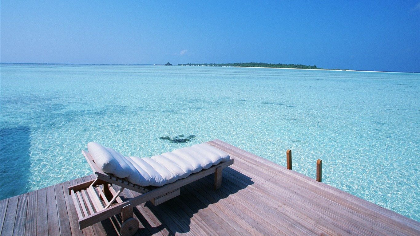 ciel bleu de l'eau aux Maldives et #13 - 1366x768