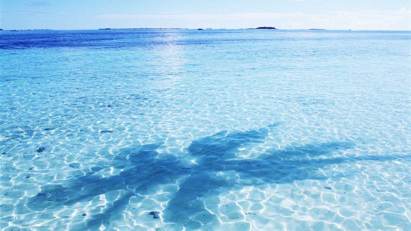 ciel bleu de l'eau aux Maldives et #19 - 1366x768