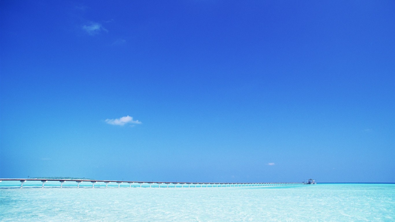 ciel bleu de l'eau aux Maldives et #22 - 1366x768
