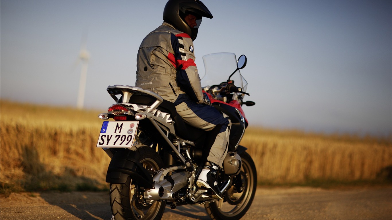 2010 fonds d'écran de motos BMW #14 - 1366x768