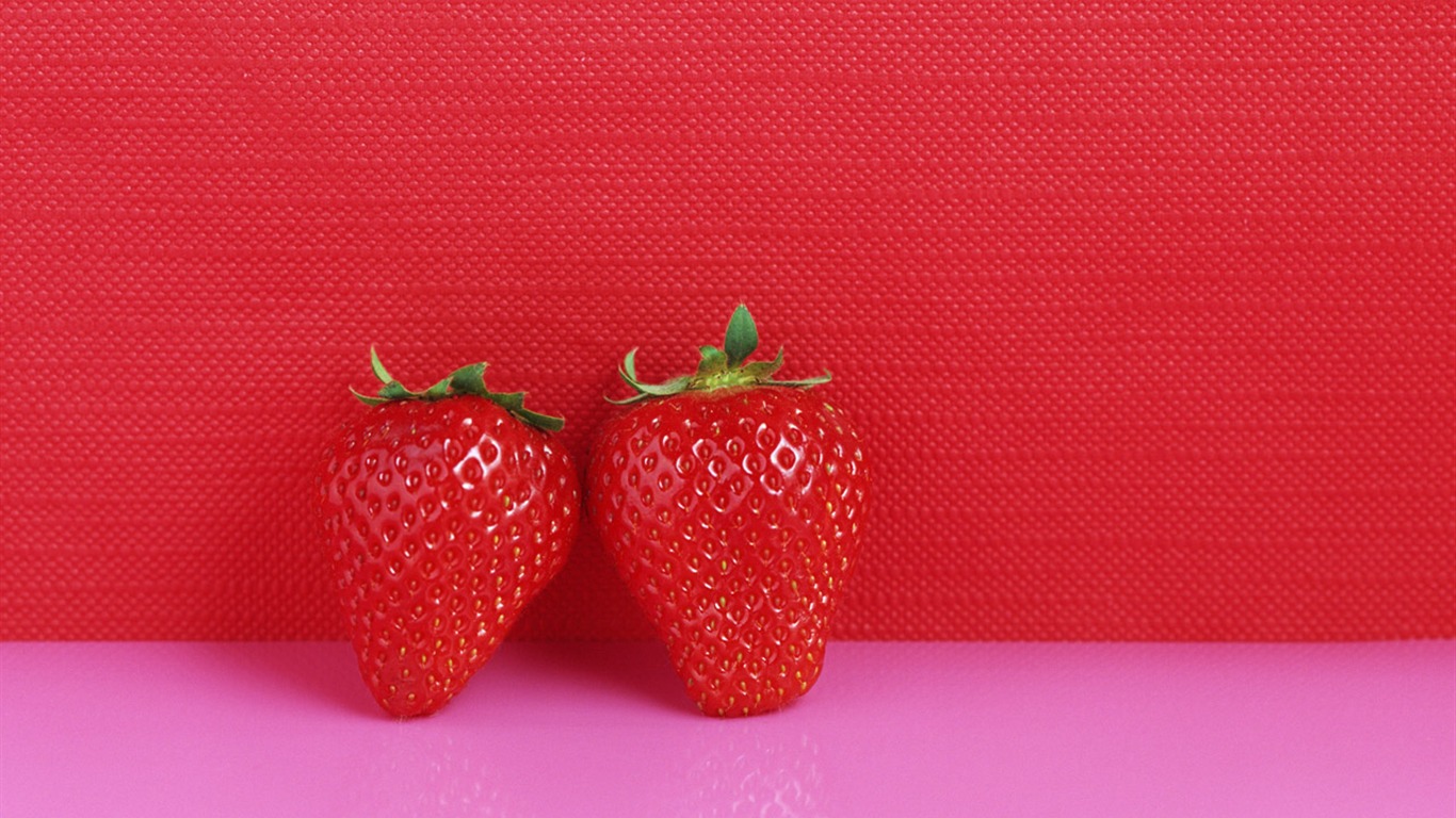 鲜鲜草莓壁纸6 - 1366x768