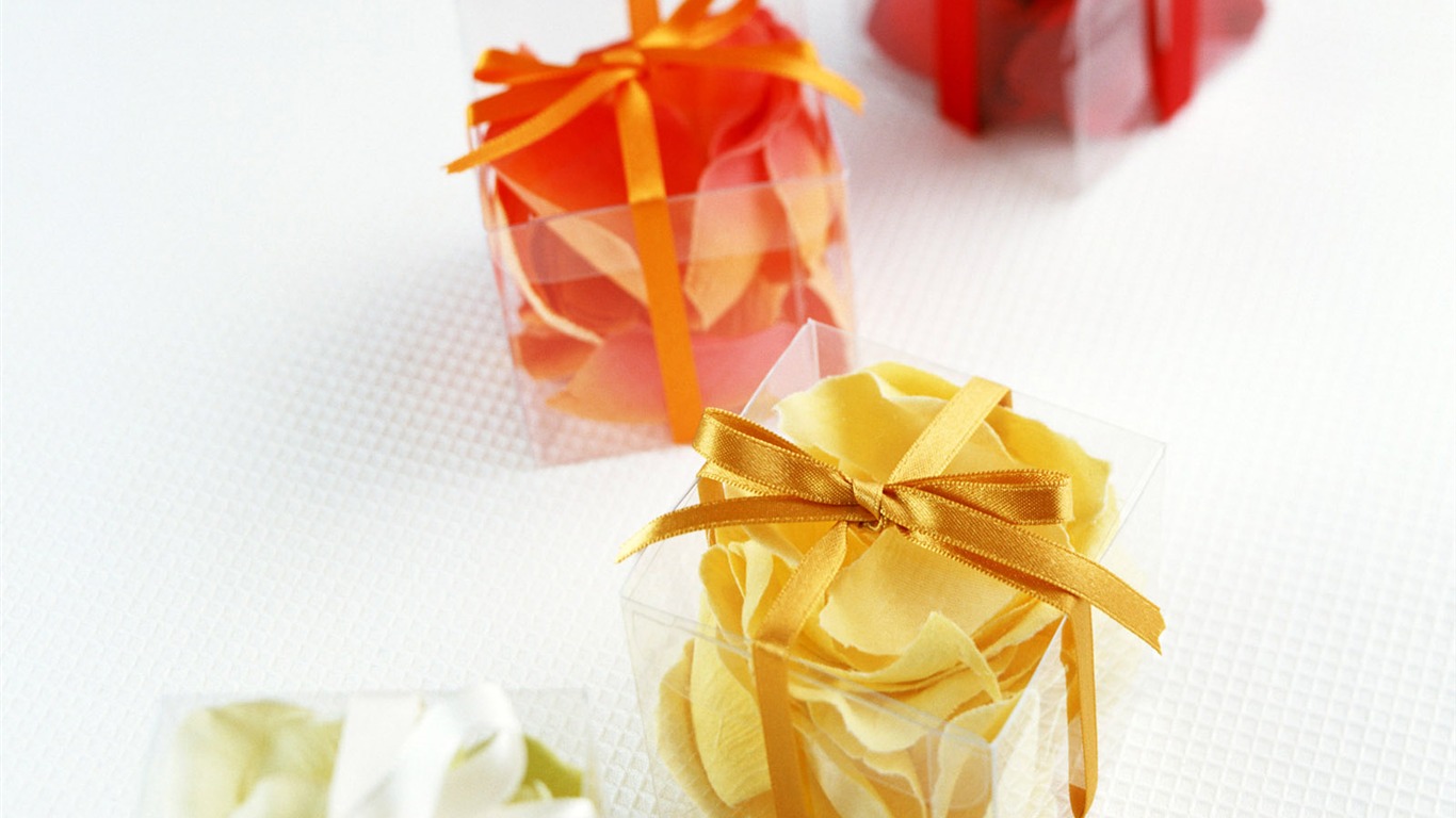 Flowers and gifts wallpaper (1) #3 - 1366x768
