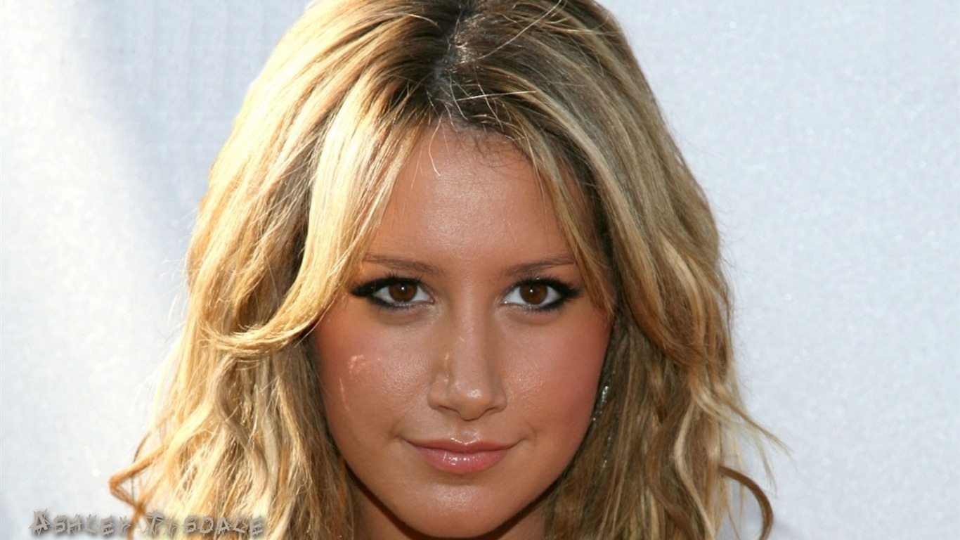 Ashley Tisdale beau fond d'écran (1) #3 - 1366x768