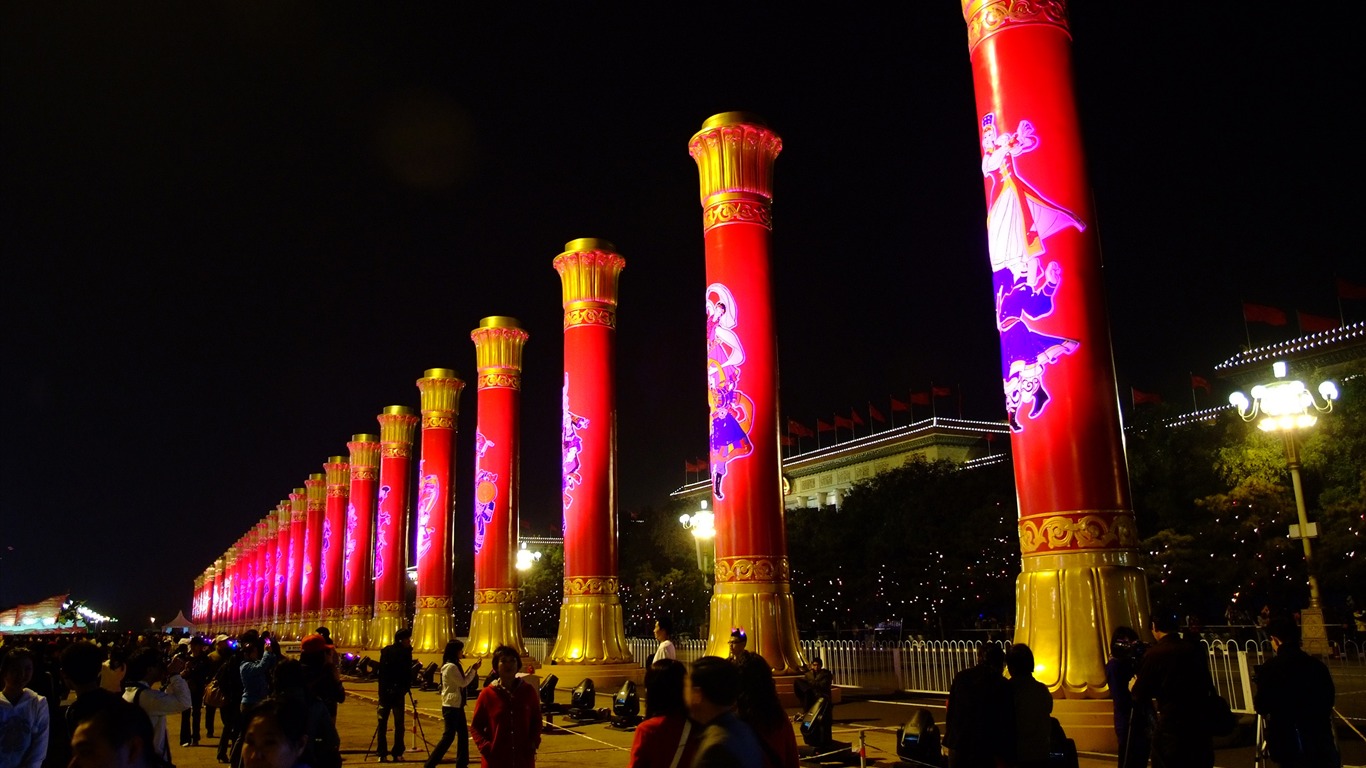 Tiananmen Square bunten Nacht (Bewehren) #2 - 1366x768