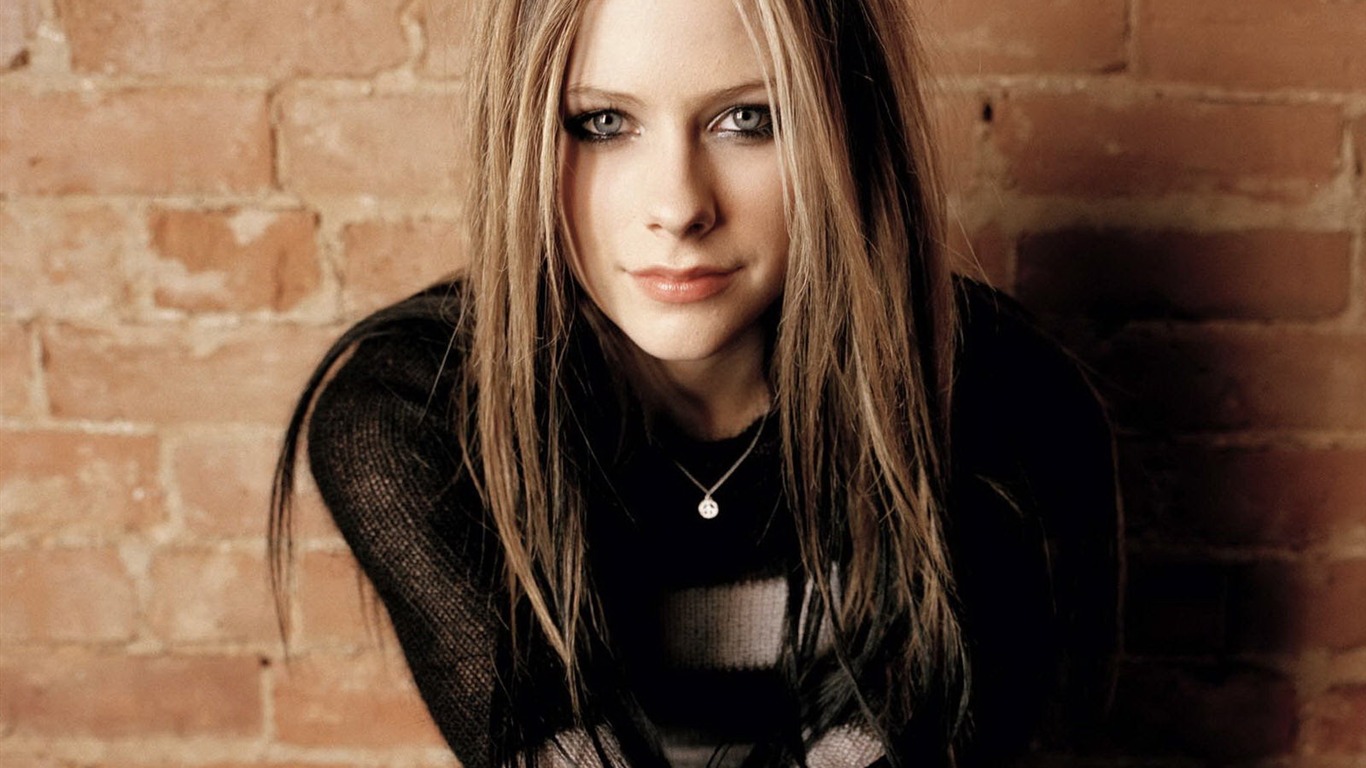 Avril Lavigne 艾薇儿·拉维妮 美女壁纸(三)16 - 1366x768