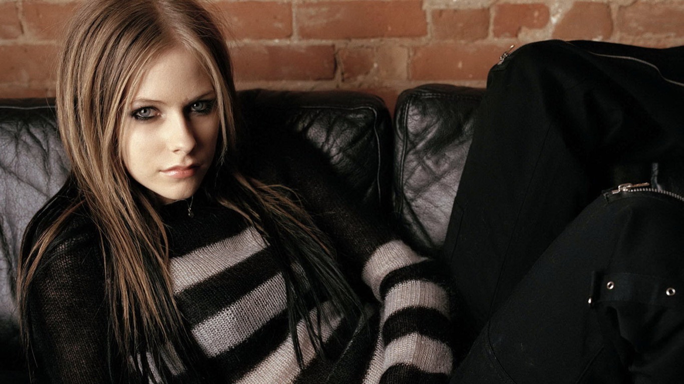 Avril Lavigne 艾薇儿·拉维妮 美女壁纸(三)17 - 1366x768