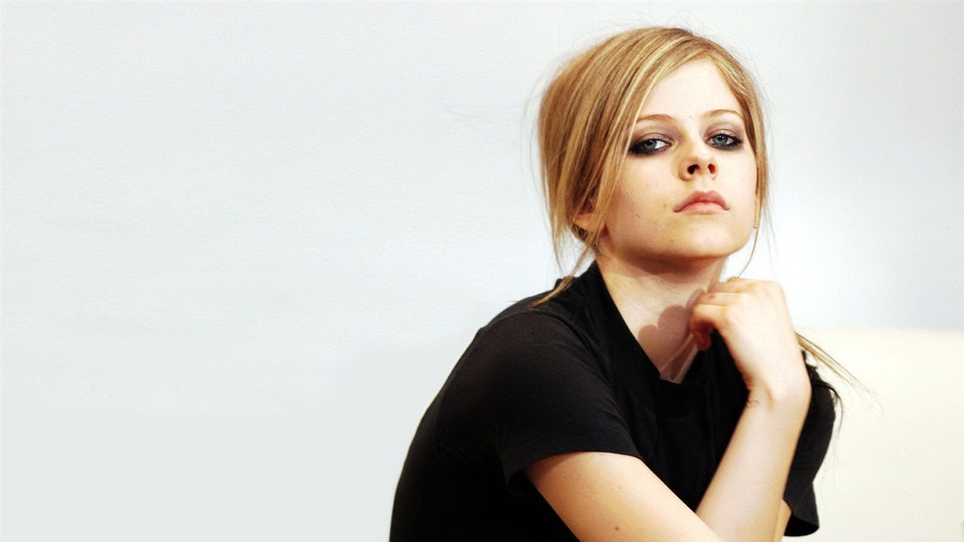 Avril Lavigne 艾薇儿·拉维妮 美女壁纸(三)22 - 1366x768