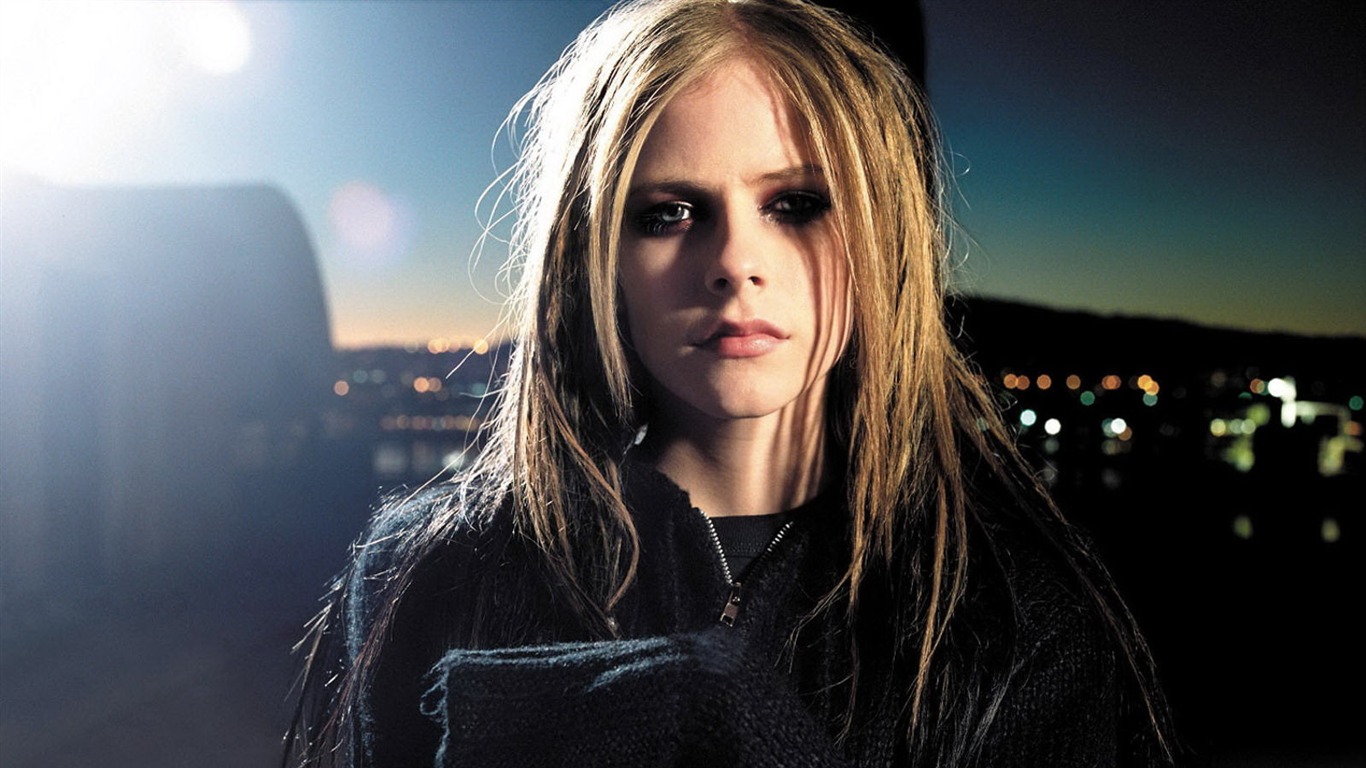 Avril Lavigne 艾薇儿·拉维妮 美女壁纸(三)24 - 1366x768
