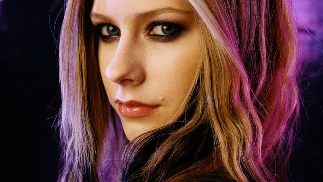 Avril Lavigne 艾薇儿·拉维妮 美女壁纸(三)25 - 1366x768