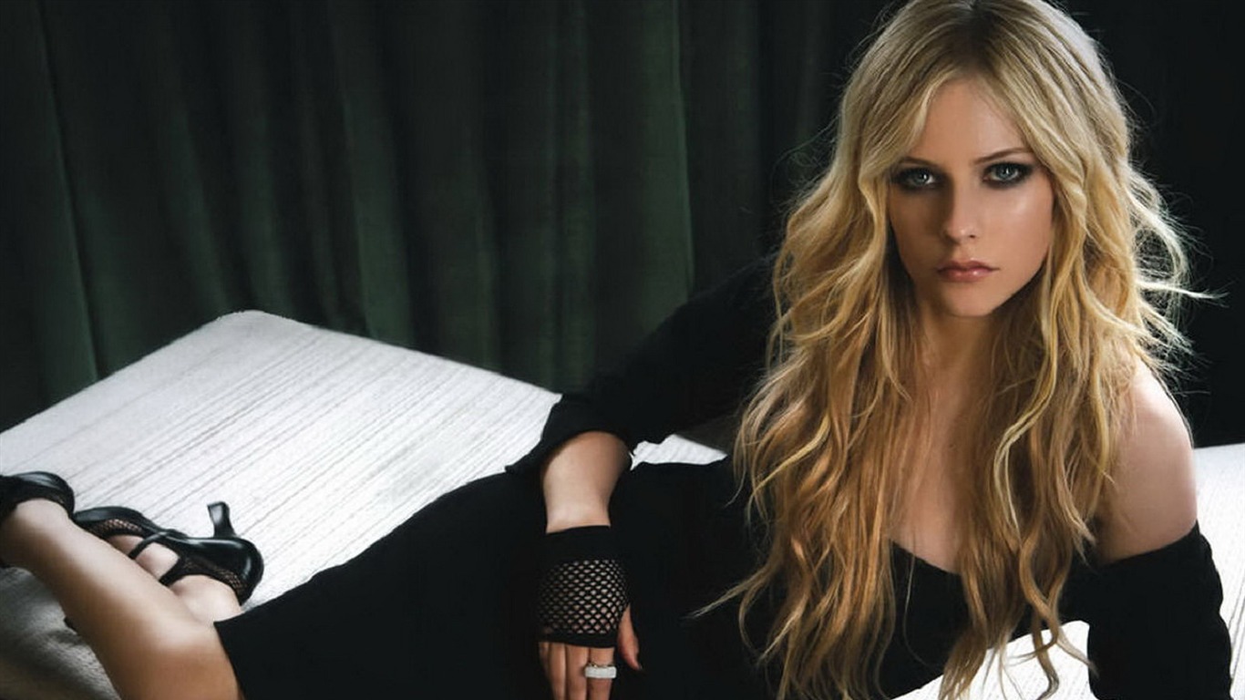 Avril Lavigne 艾薇儿·拉维妮 美女壁纸(三)42 - 1366x768