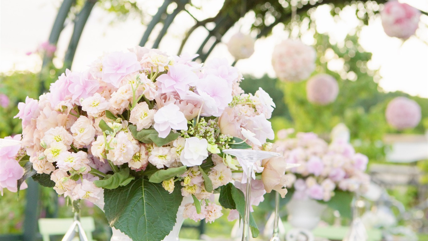 Weddings and Flowers wallpaper (1) #1 - 1366x768