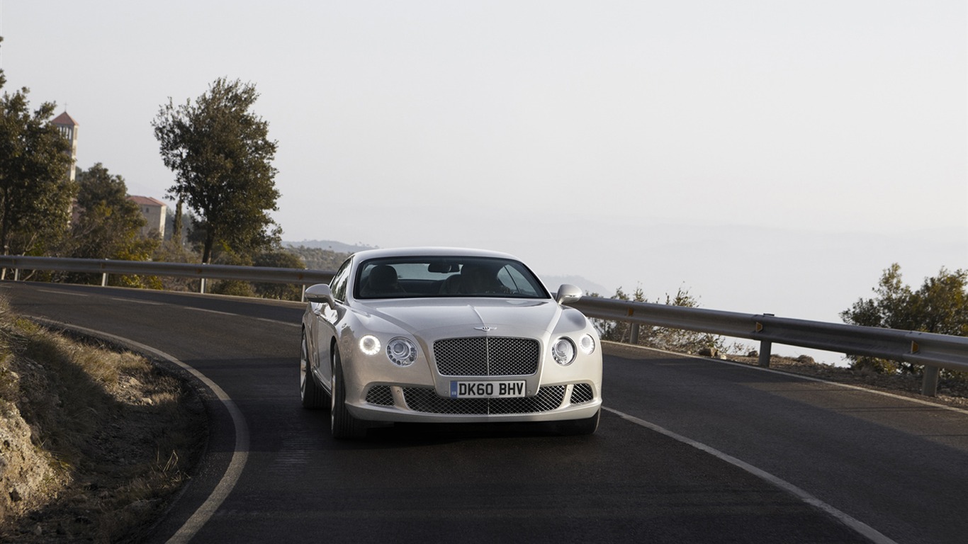 Bentley Continental GT - 2010 HD wallpaper #3 - 1366x768