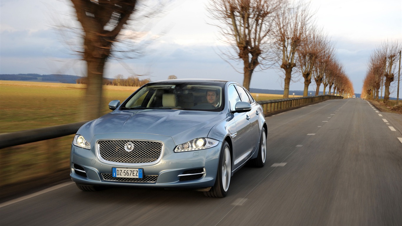 Jaguar XJL - 2010 HD wallpaper #10 - 1366x768