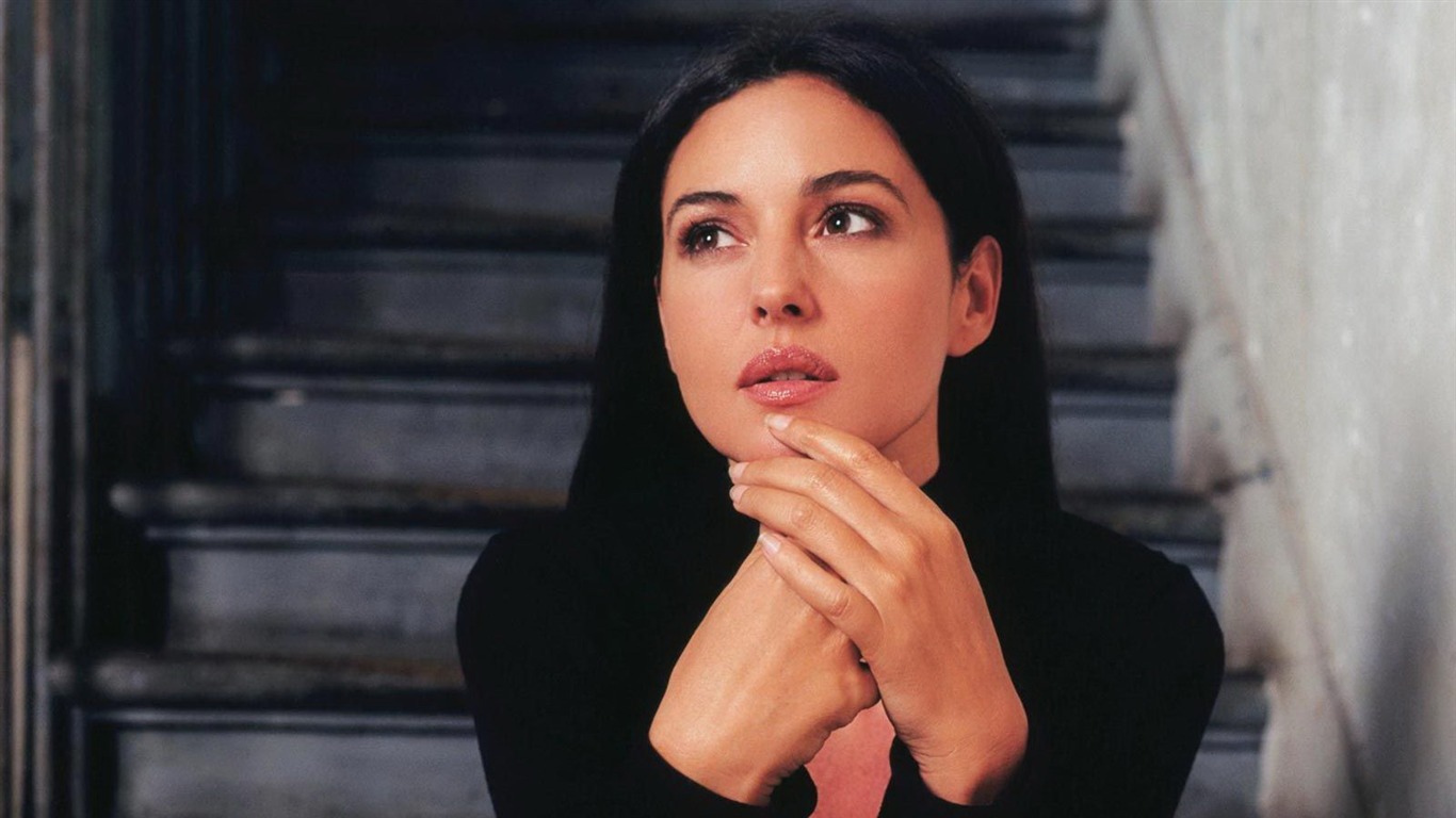 Monica Bellucci krásnou tapetu #24 - 1366x768