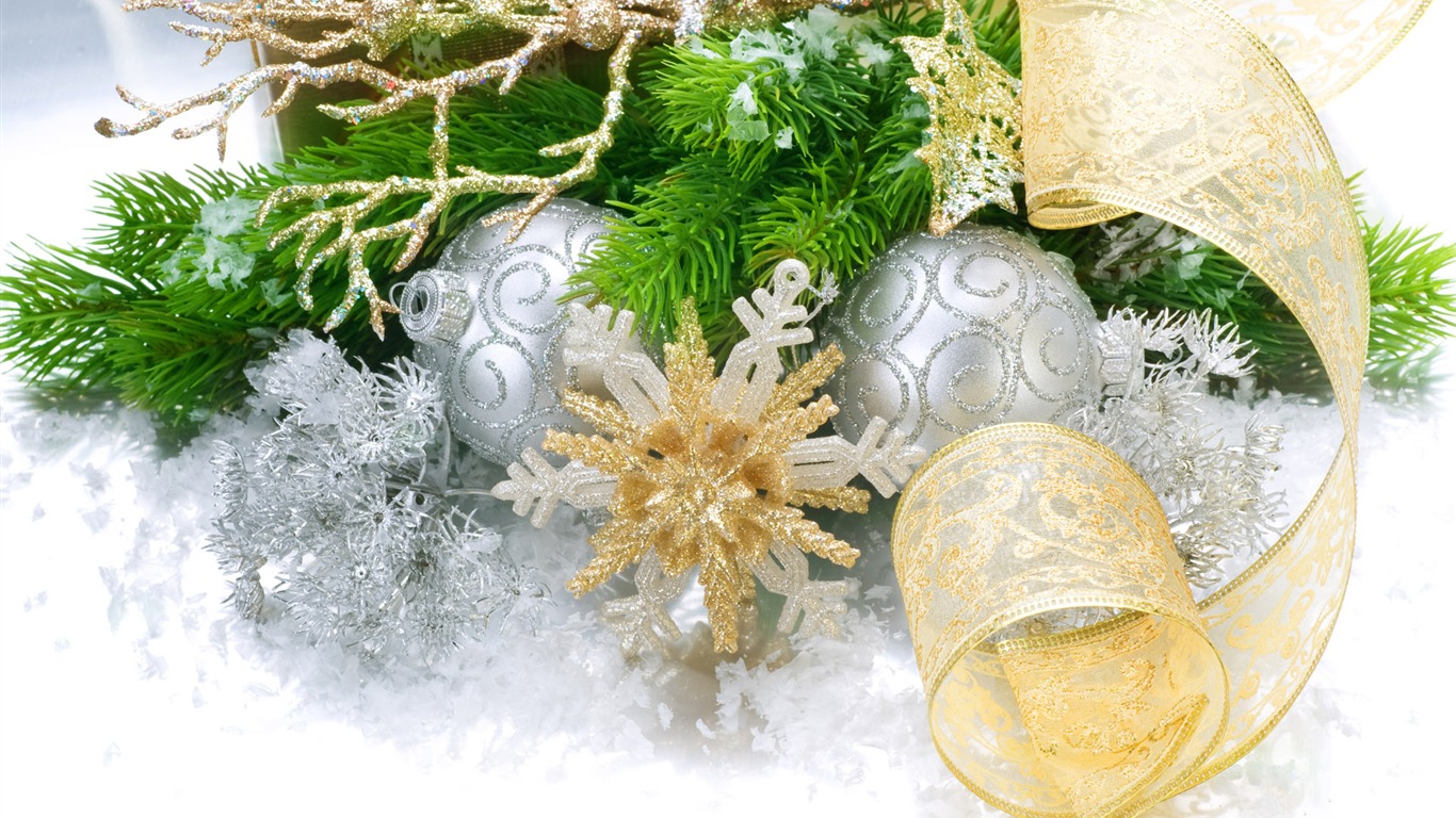 Christmas balls wallpaper (6) #13 - 1366x768