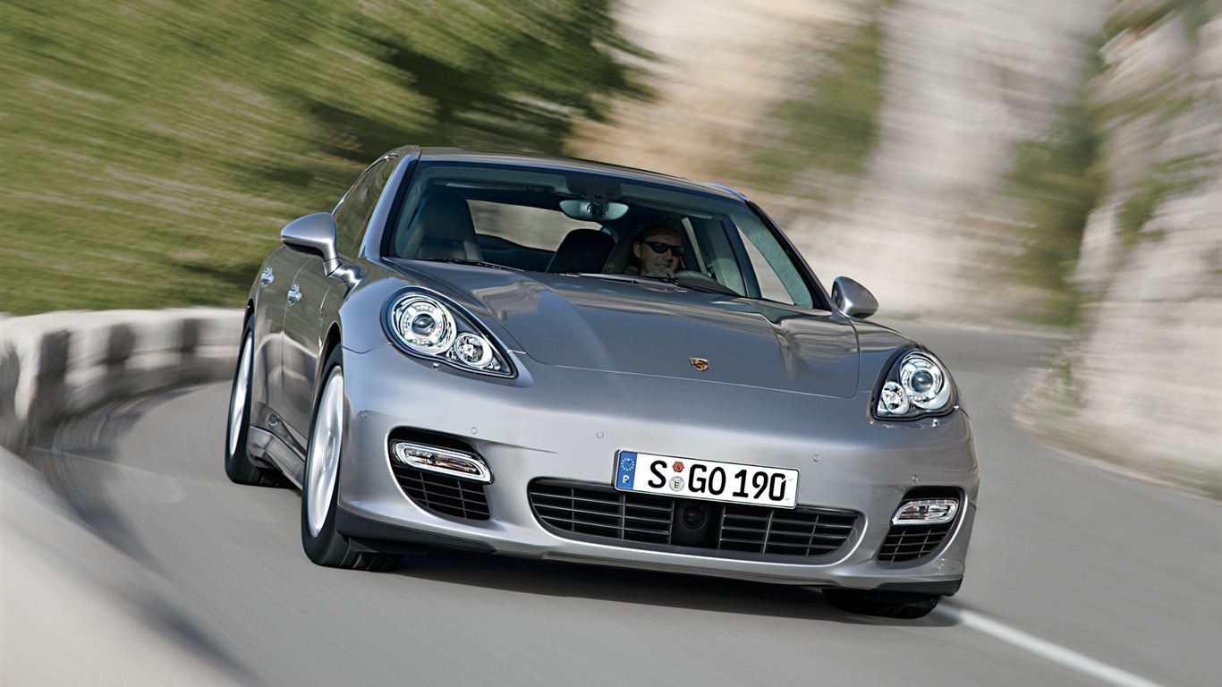 Porsche Panamera Turbo - 2009 HD wallpaper #16 - 1366x768